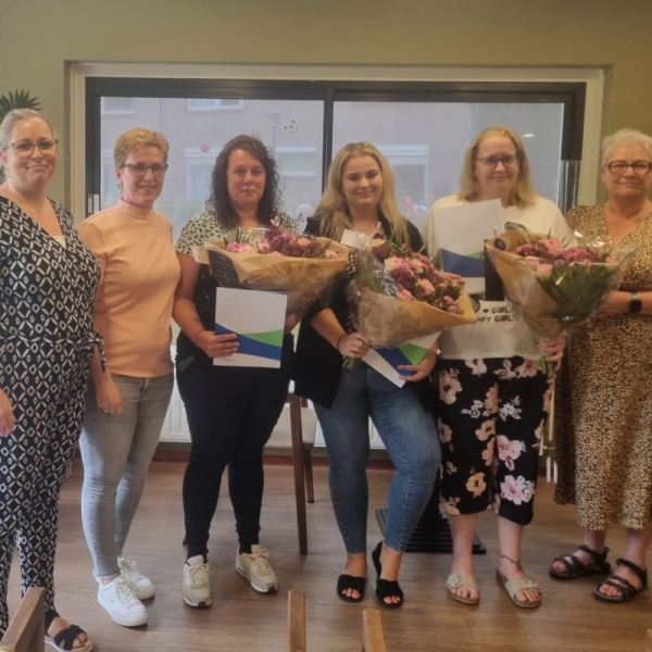 Daniek, Laura en Lia ontvangen hun certificaten