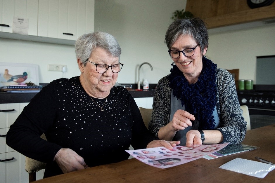 Met wat hulp van Davine maakt Joke wenskaarten